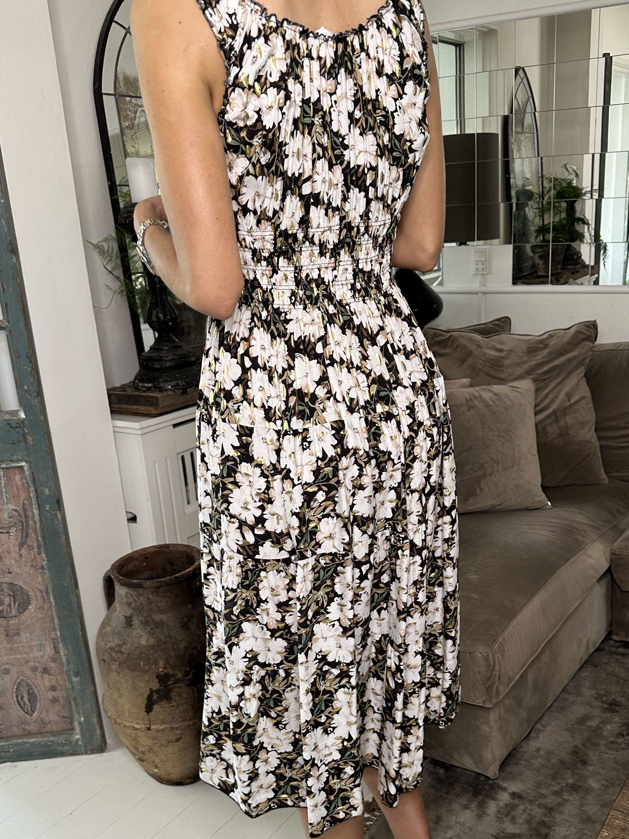 Alicia Summer Short - Söt plus size bandklänning med sommarblommor